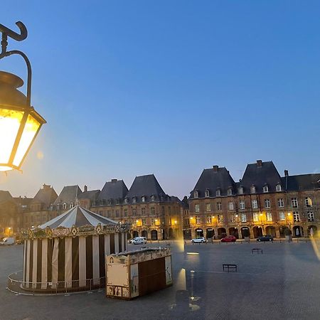 Suites Mana- Studio Art Ducal Avec Terrasse Sur L'Arriere De La Place Ducale Parking Inclus Charleville-Mézières Exterior foto