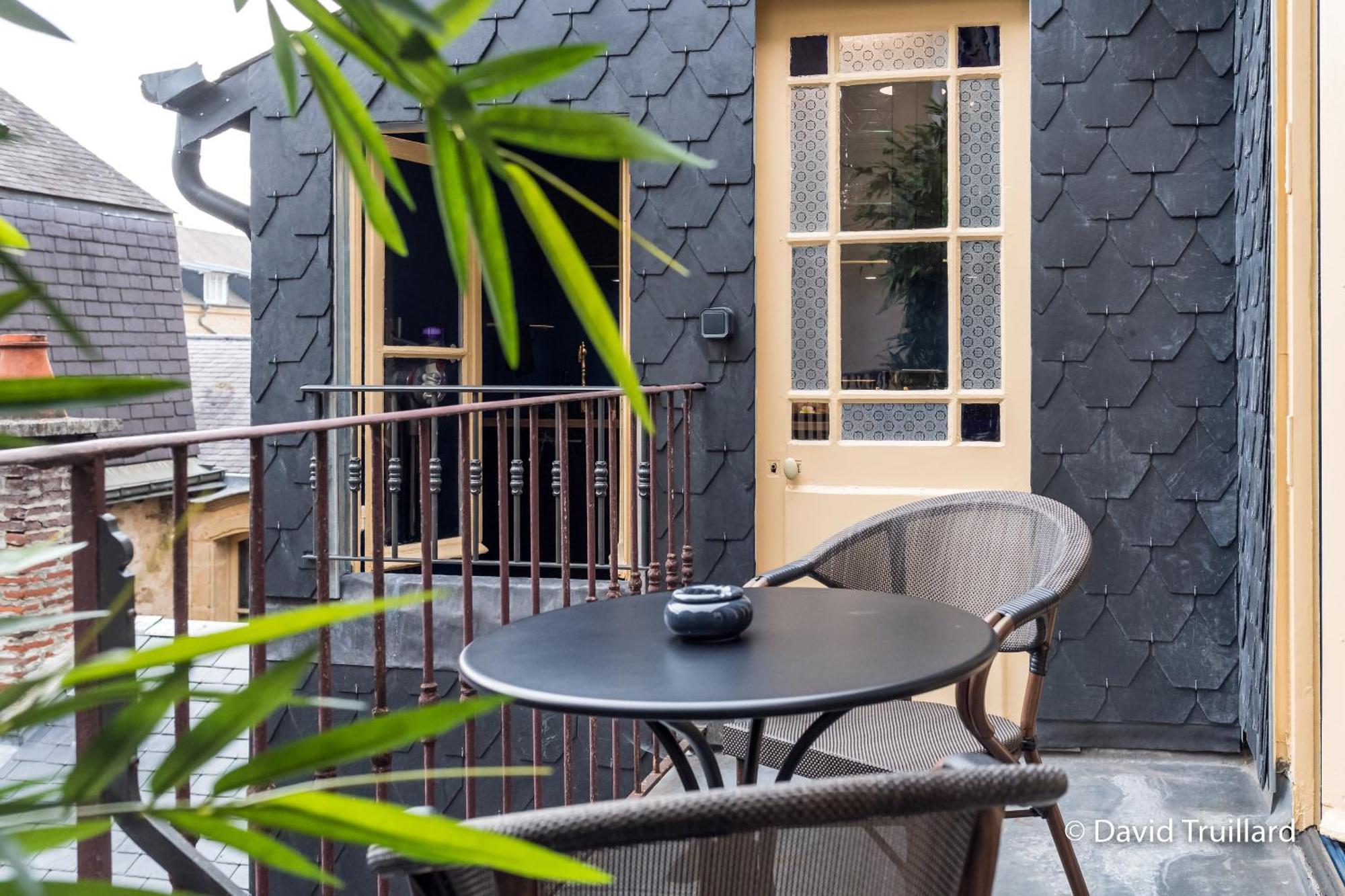 Suites Mana- Studio Art Ducal Avec Terrasse Sur L'Arriere De La Place Ducale Parking Inclus Charleville-Mézières Exterior foto